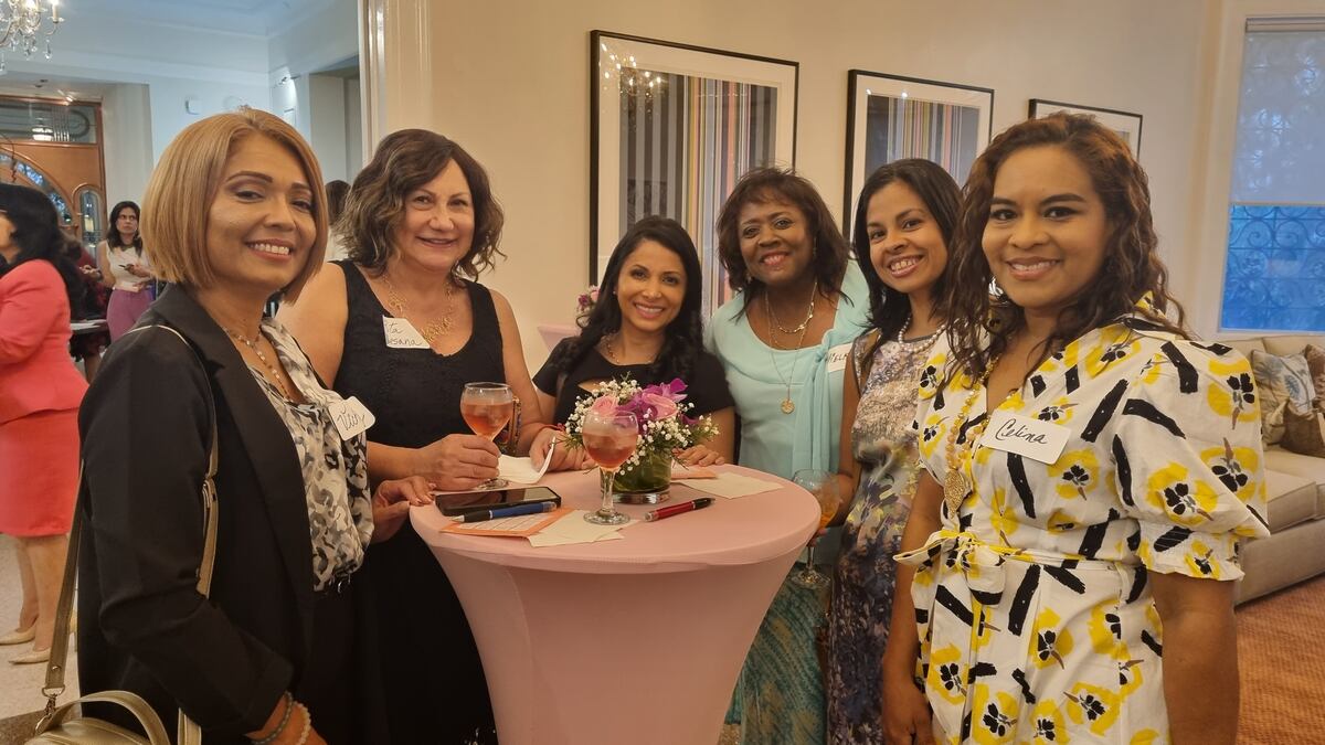 Networking entre mujeres en la residencia de la embajadora de Estados Unidos