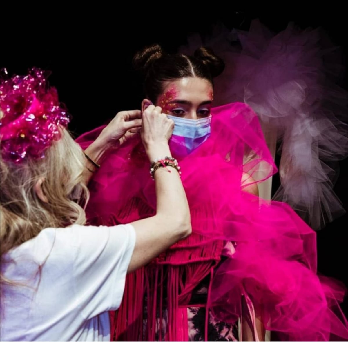 En backstage con mascarilla: Magda Tamayo cuenta su regreso a la pasarela