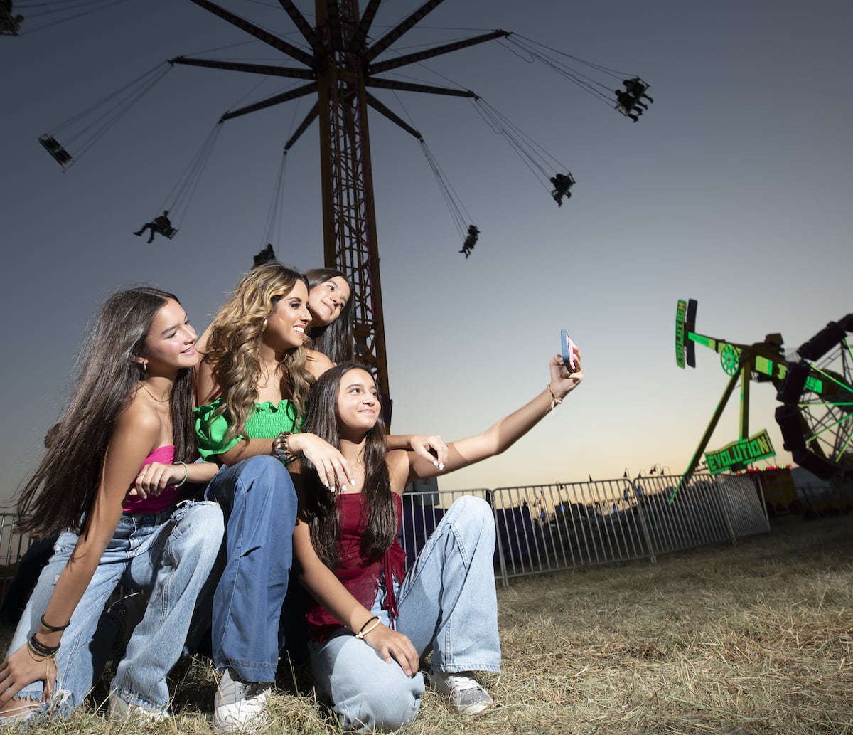 Así fue la sesión de fotos de Michelle Simons y sus hijas para la portada de ELLAS en Play Land Park