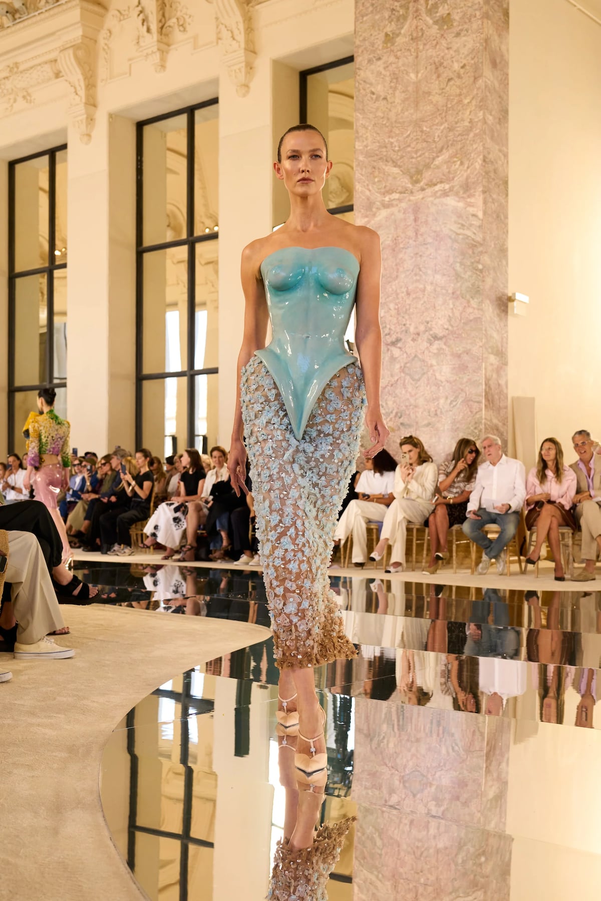 Schiaparelli revoluciona con látex y silicona la Alta Costura parisina