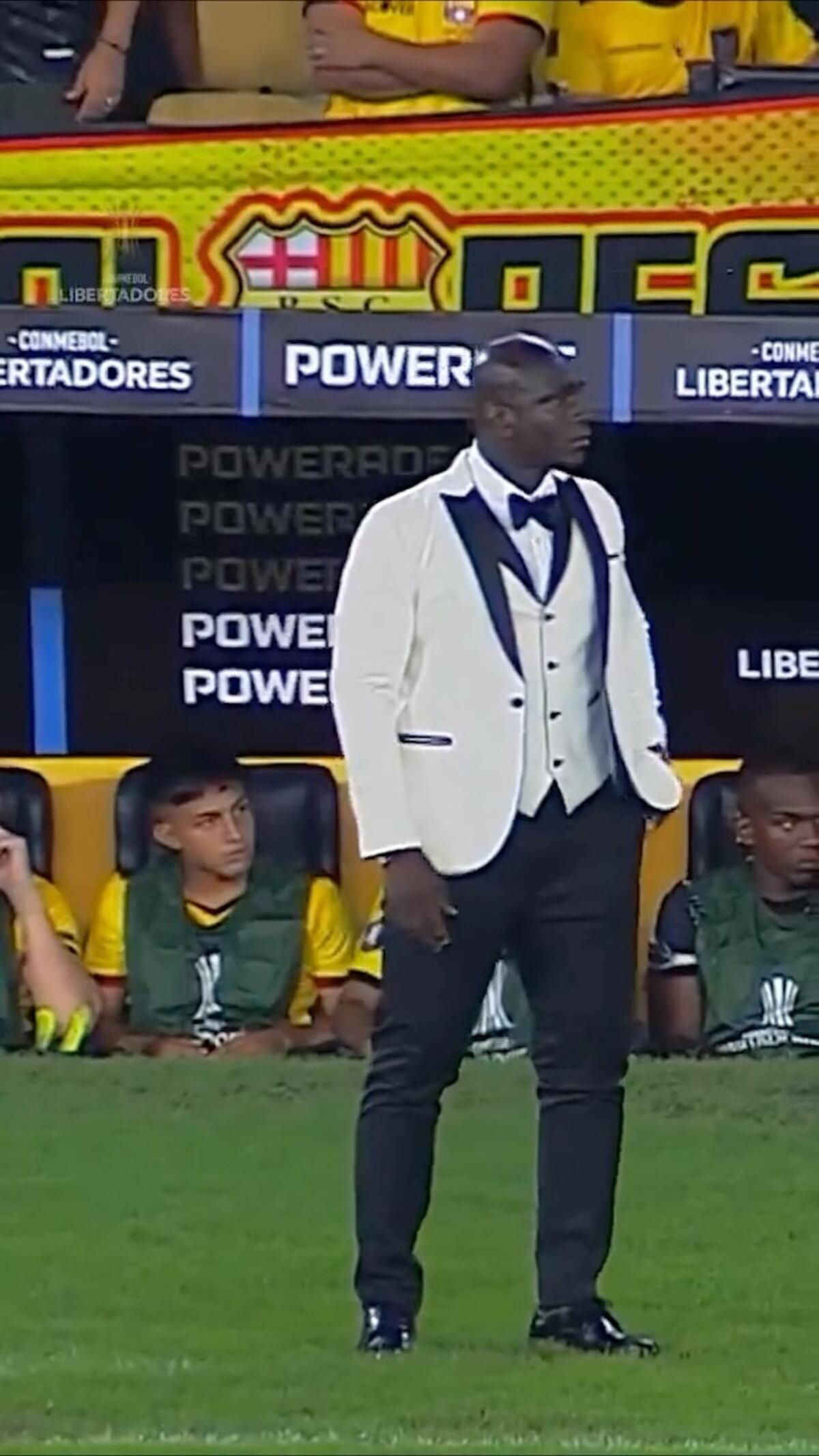 De esmoquin blanco en la cancha: él es Segundo Castillo, el director técnico que viste de gala para sus partidos