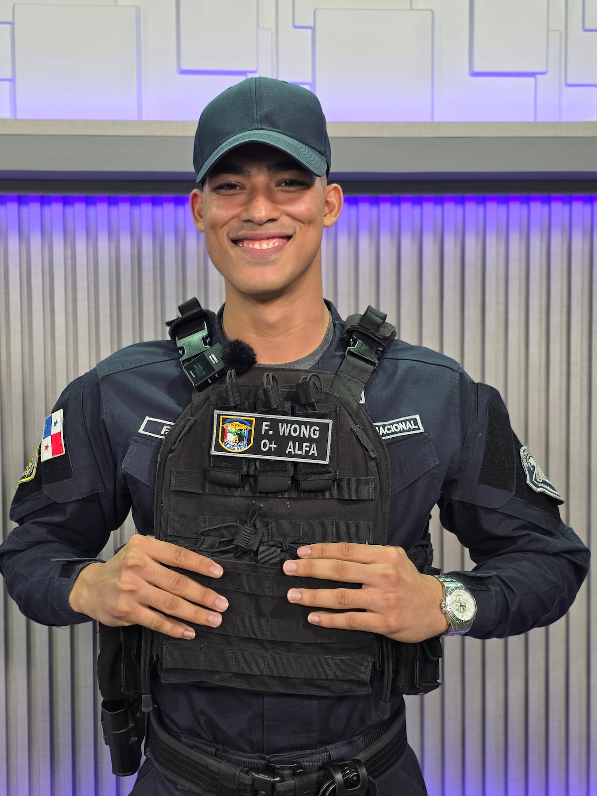 FOTOS: Así recibimos al agente F. Wong de la Policía Nacional en los estudios de ELLAS