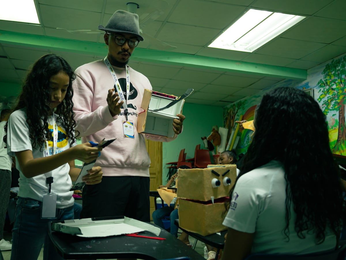 Los títeres como puente cultural: la misión de Jason Robinson