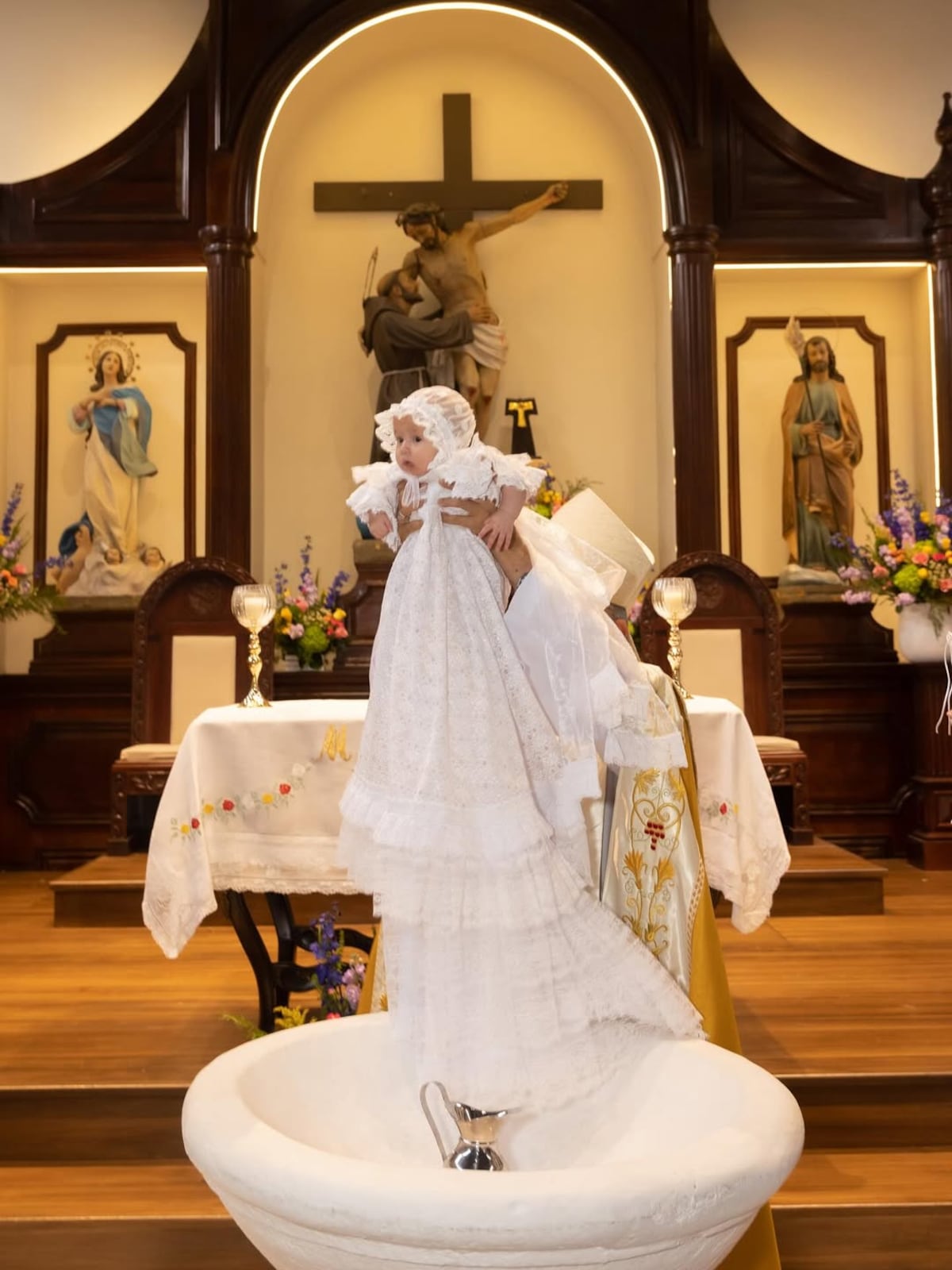 Vestidas de diseñador nacional, Sheldry Sáez celebra el bautizo de su hija Bruna Angelina