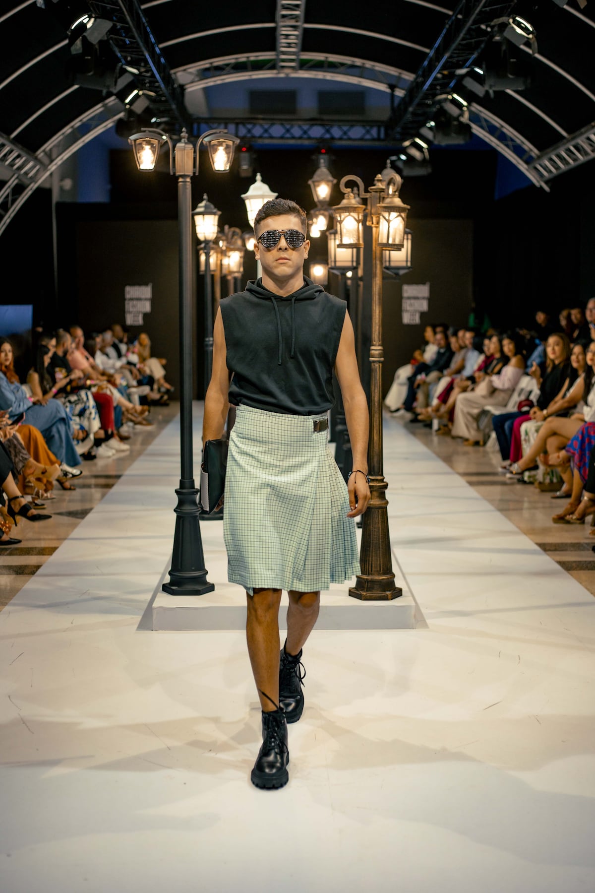 Musas de la música y reflexiones en la pasarela de Nicolas Real en Chiriquí Fashion Week