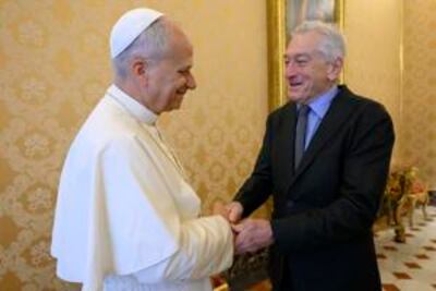 El papa saluda a Robert de Niro en el Vaticano: ‘Es un placer conocerle’