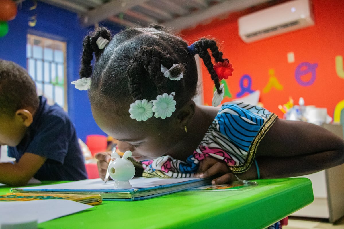 Un patacón con pata, otros poemas y 40 niños dibujantes