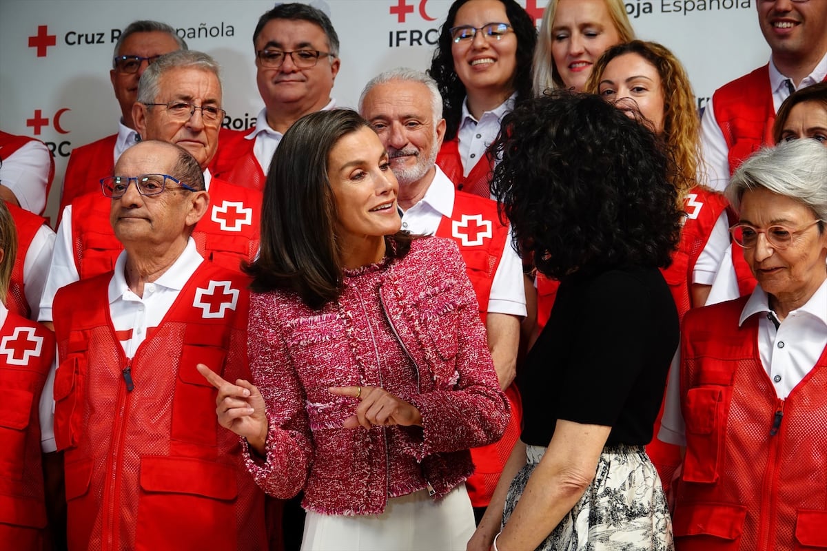En zapatillas y pantalón blanco, el look infalible de la reina Letizia por estos días