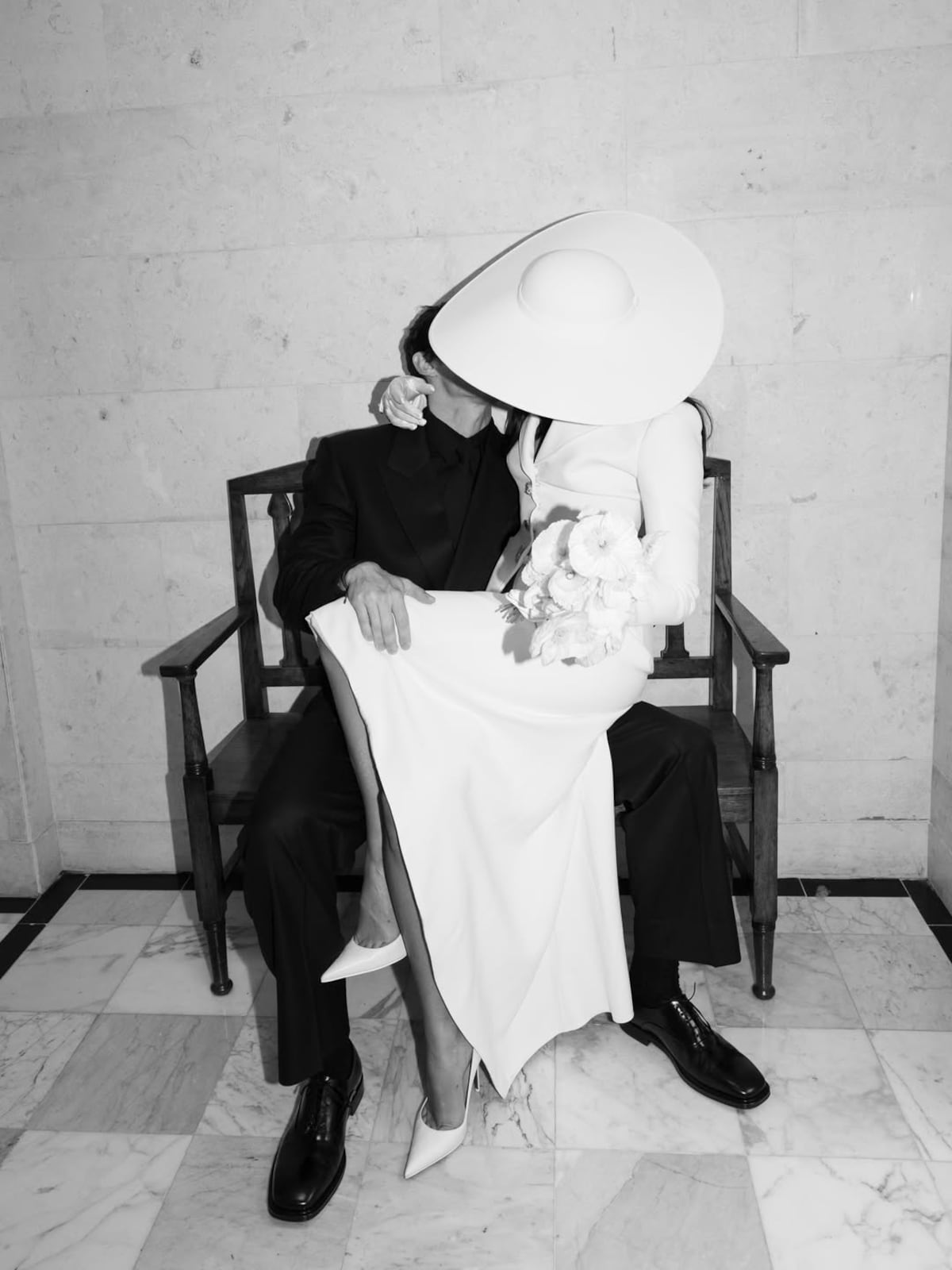Dua Lipa se casa vestida de Schiaparelli y estas son las primeras fotos de su boda con Callum Turner