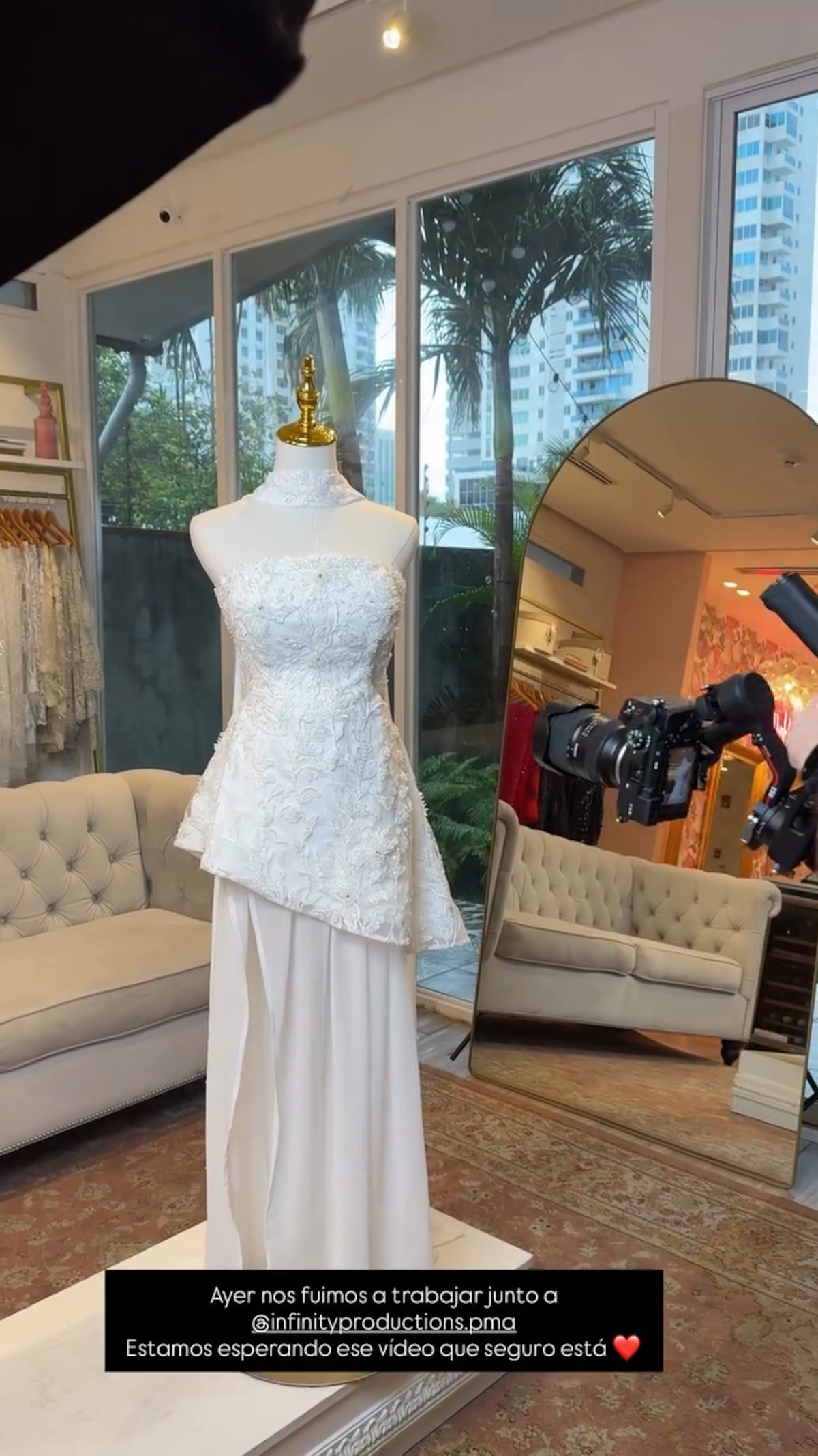 Mollie y su vestido de novia diseñado en Panamá con 100 horas de bordado a mano
