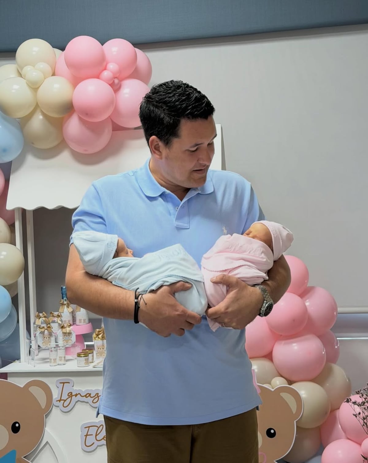 El alcalde de Pedasí, Miguel Batista, da la bienvenida a su segundo par de mellos