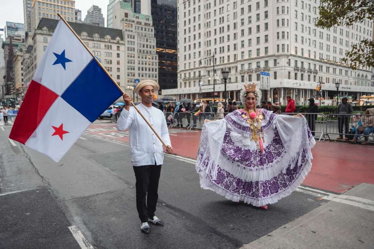 Bandas, conjuntos folclóricos y reinas: panameños desfilan en el Día de la Hispanidad en Nueva York