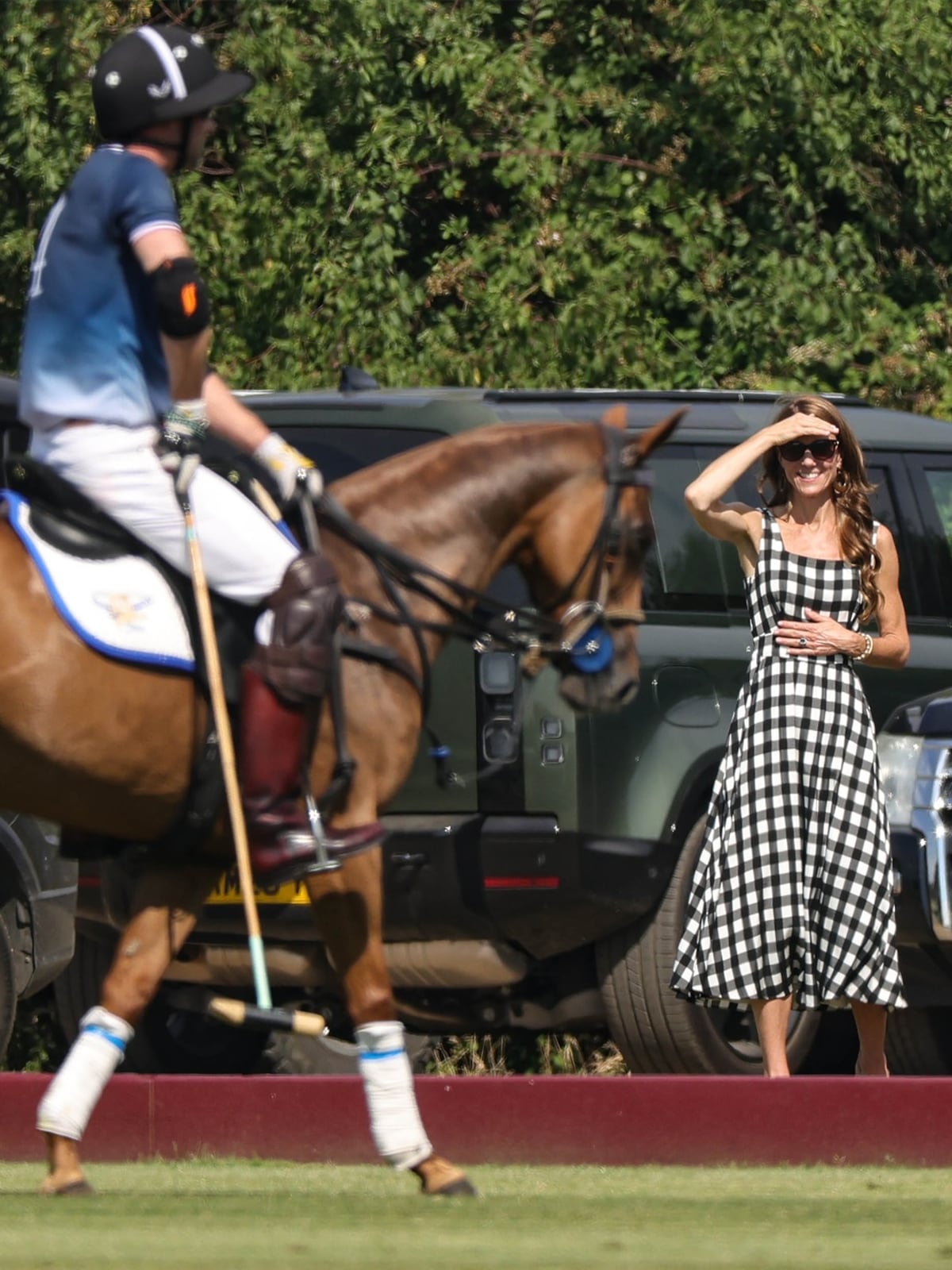 El príncipe William entra a la cancha de polo en torneo benéfico acompañado por Kate Middleton