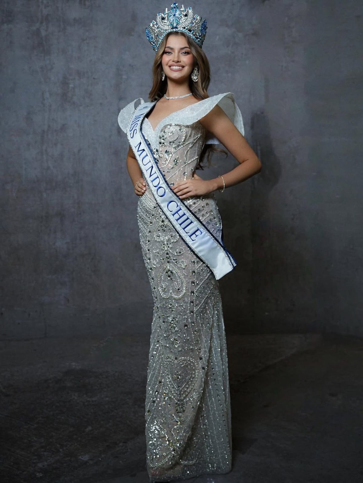 La ‘miss metalera’, Ignacia Fernández, gana el certamen Miss Mundo Chile 2026  