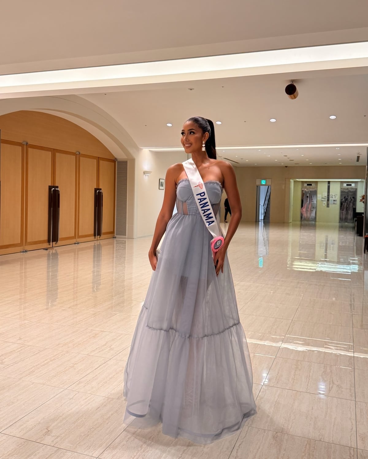 Diseñadores nacionales e internacionales detrás de los vestidos de Liliam Ashby Barrera en Miss International 2024
