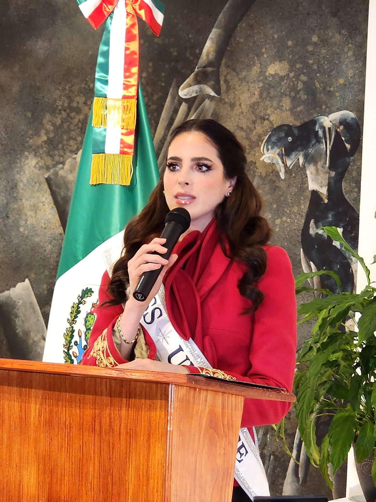 Miss Universo, la mexicana Fátima Bosch, expresa su apoyo a la comunidad de inmigrantes a su llegada a Nueva York
