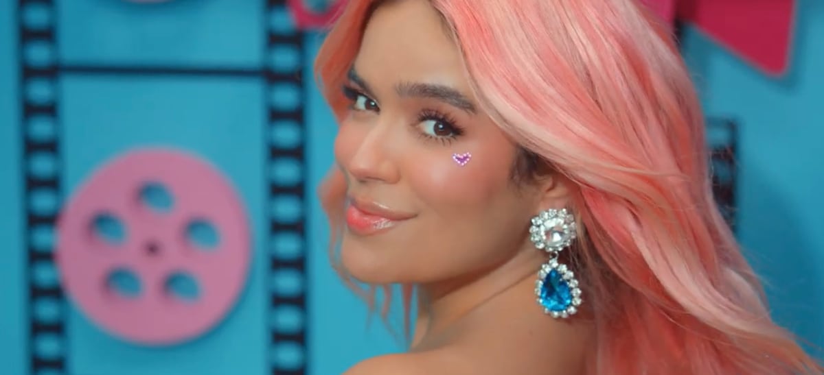 Karol G, una barbie reguetonera, y Aldo Ranks como un Ken panameño, en el video oficial de Watiti