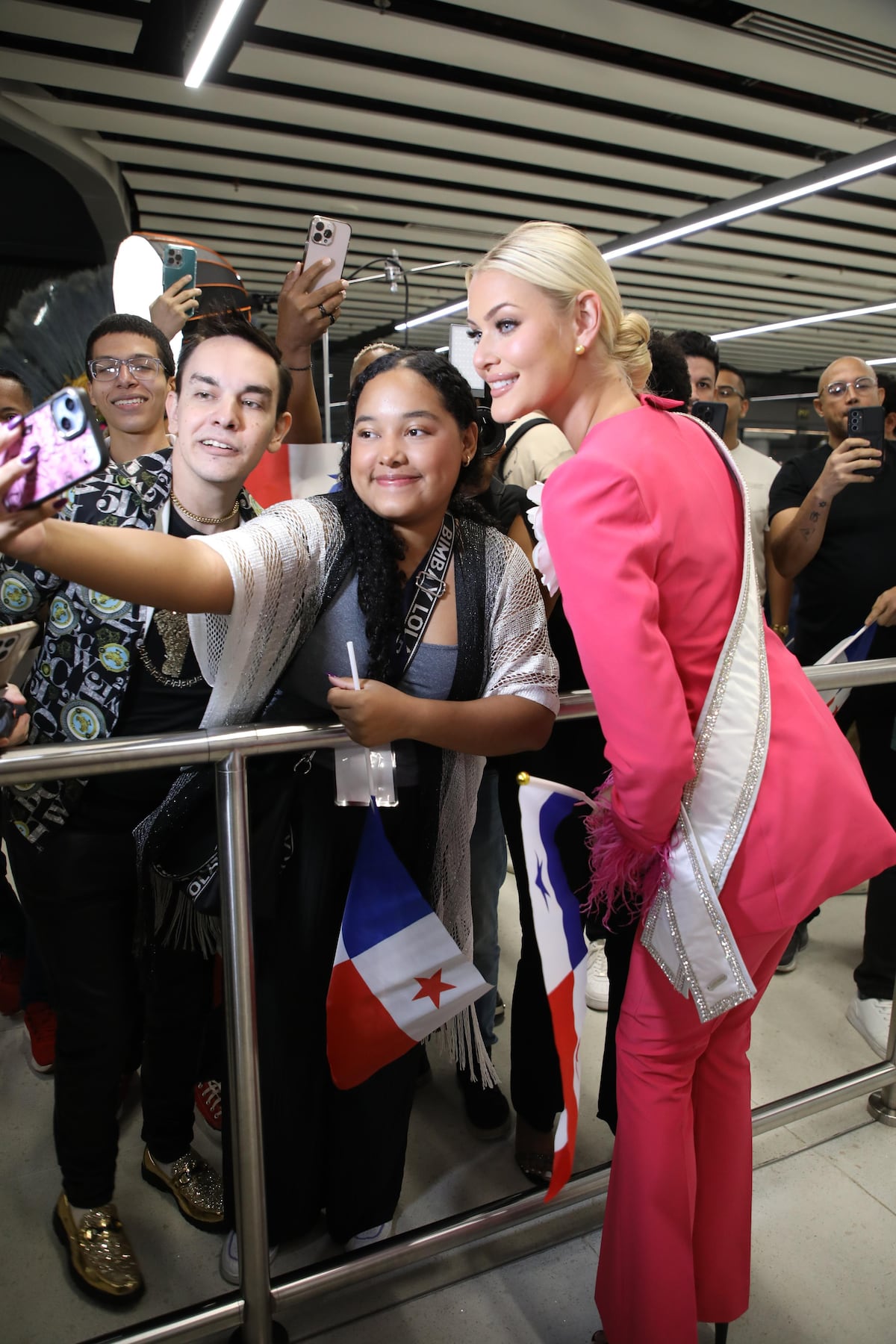 De fucsia y llevando un broche de flor, así lució Victoria Kjaer, Miss Universo, a su llegada a Panamá