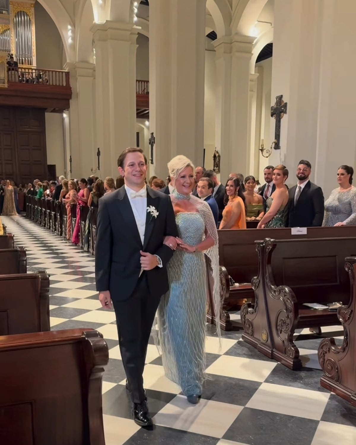 Lorena Castillo luce vestido hecho en Panamá por Verónica Angel para la boda religiosa de su hijo Adrián Varela