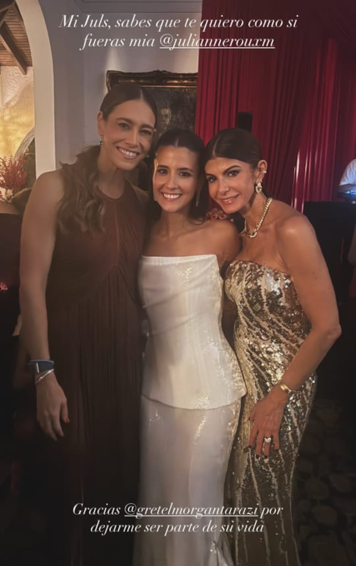 El vestido dorado de Gretel Morgan, mamá de Julianne Roux, para la boda civil de su hija