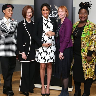 Meghan, embarazada y en tacones, conmemora el Día Internacional de la Mujer