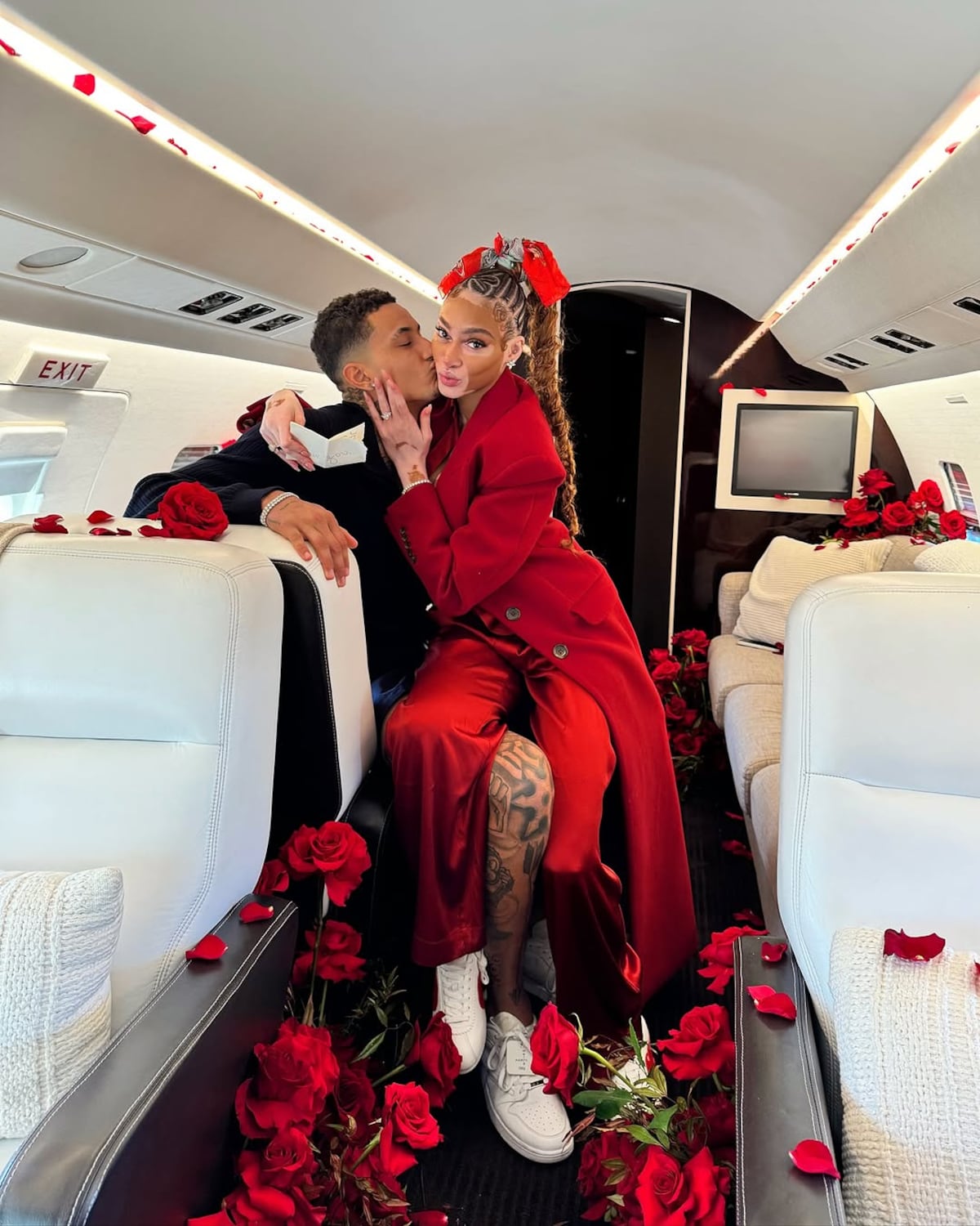 En avión privado y con un anillo de 8 quilates, la modelo Winnie Harlow se compromete con su novio Kyle Kuzma, jugador de la NBA