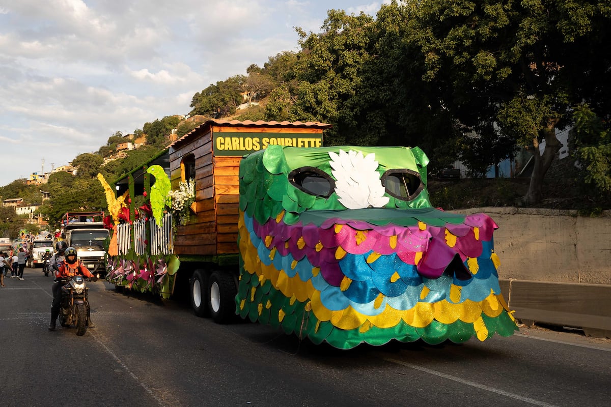 Venezolanos disfrutan el Carnaval con desfiles de carrozas y visitas playeras