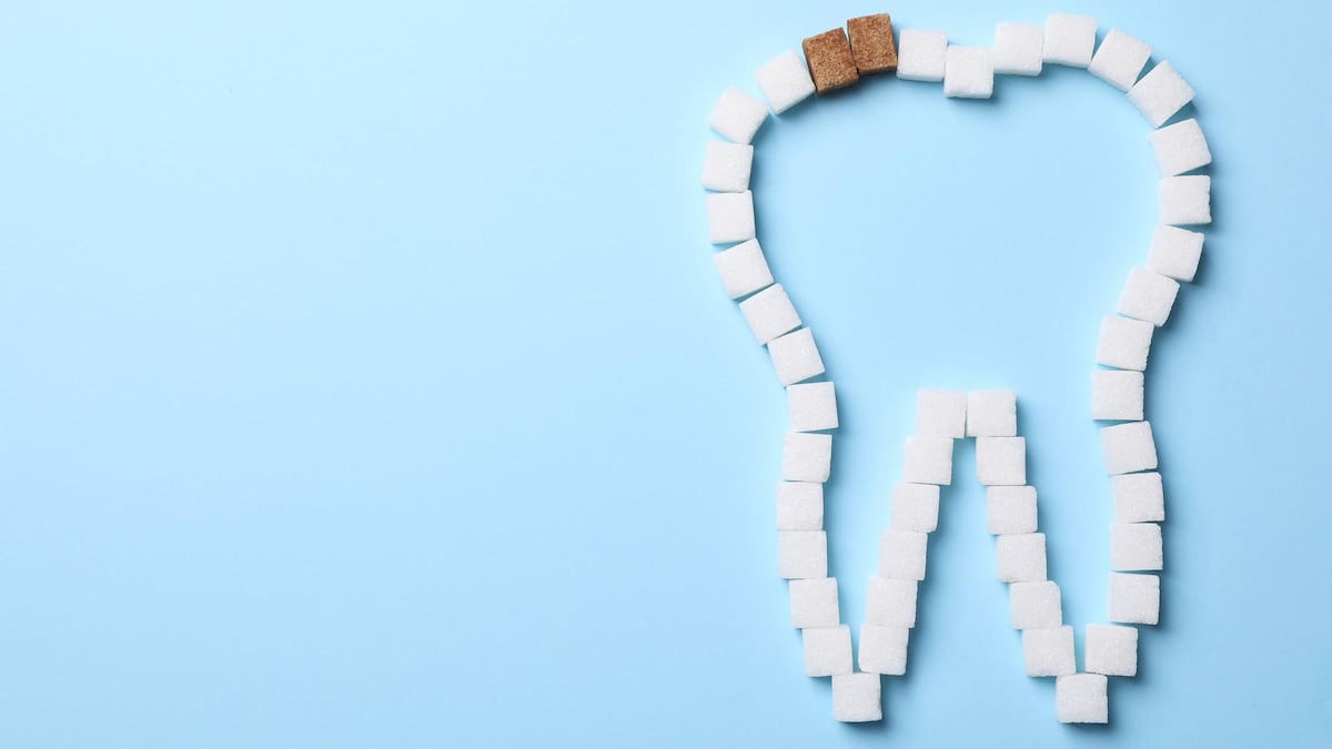 Qué pasa en tu boca y tus dientes apenas consumes azúcar (y cómo minimizar el daño que provoca)