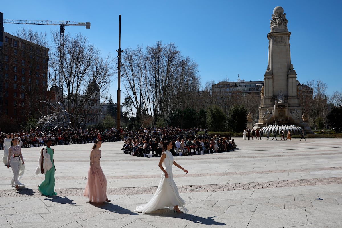 Un desfile en el corazón de la Plaza de España abre la semana de la moda de Madrid