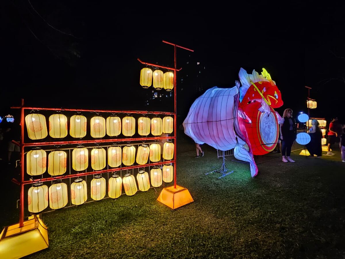 El festival de linternas chinas alumbra el camino en el parque Omar