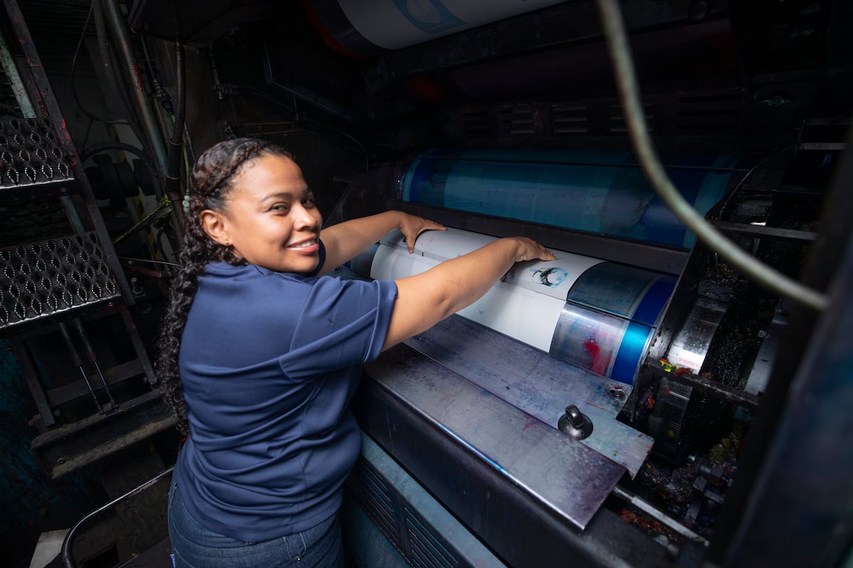 Un día con Yulissa, la mujer que imprime el periódico