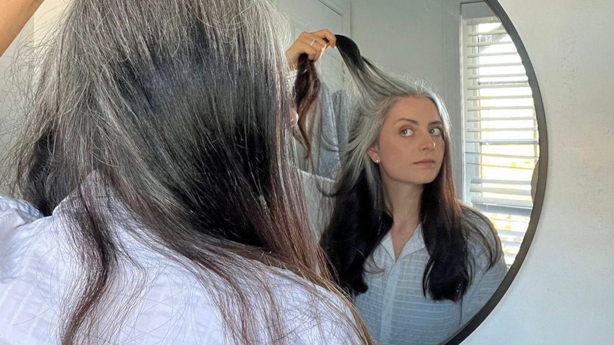 ¿Por qué me salieron canas a los 14 años? ¿Puedo revertirlo?