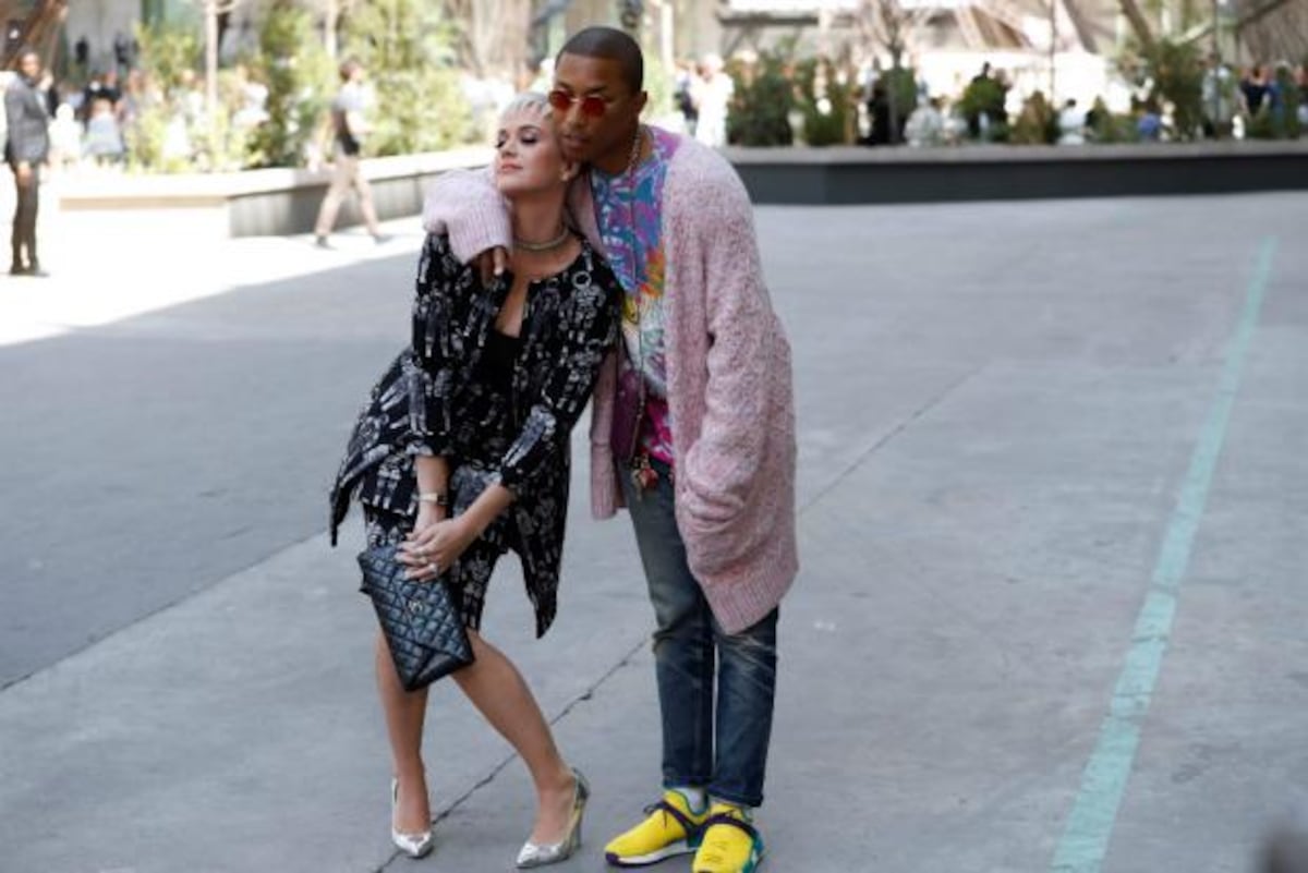 Sombreros, “tweed” y botas en la pasarela de Chanel en París