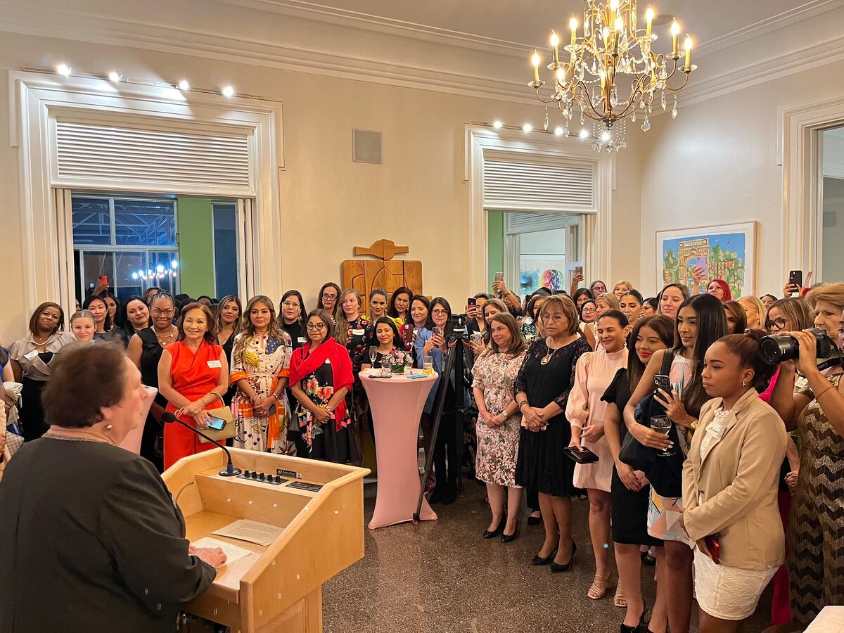Networking entre mujeres en la residencia de la embajadora de Estados Unidos