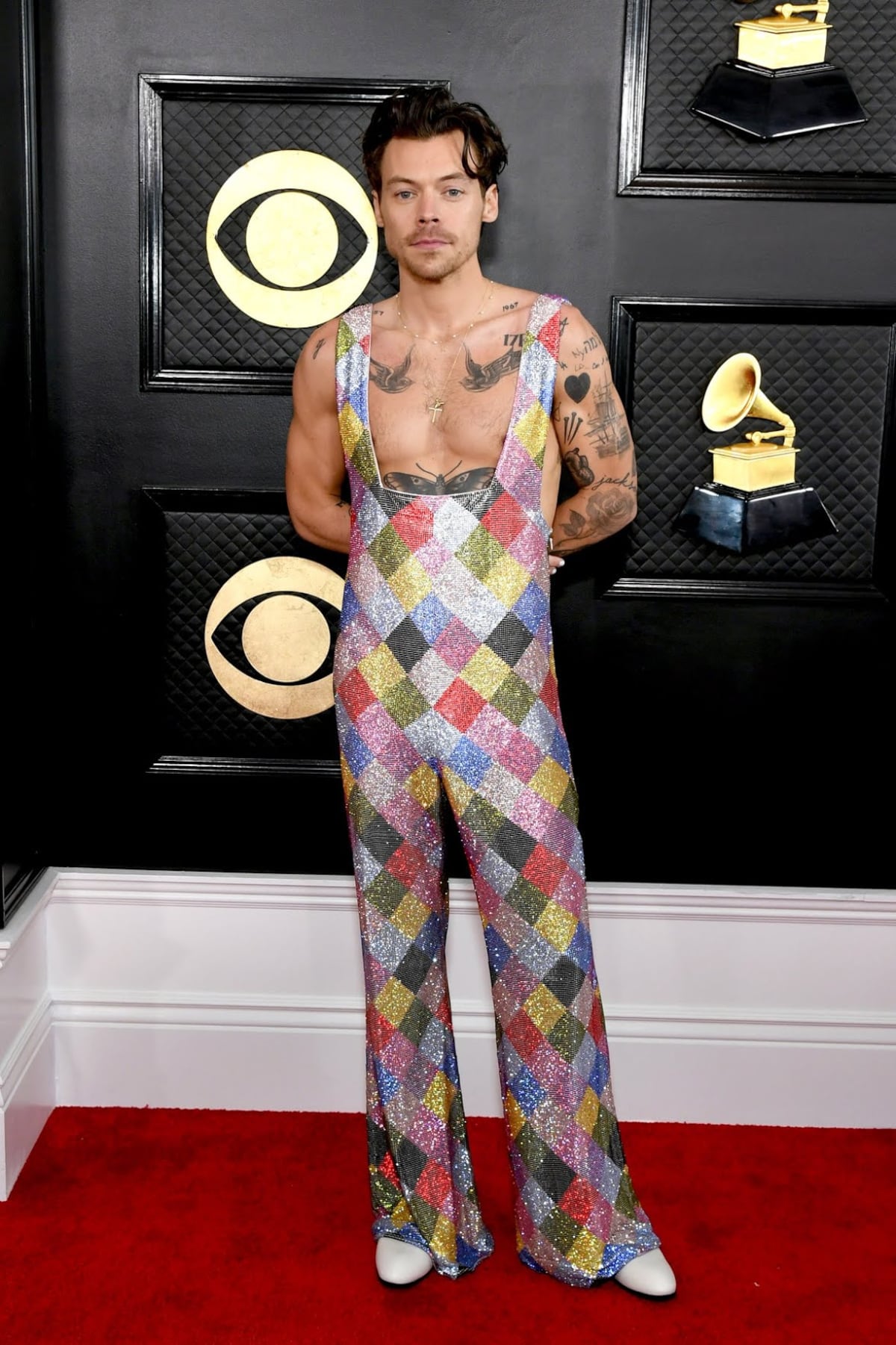 Los tres looks de Harry Styles en los premios Grammy 2023
