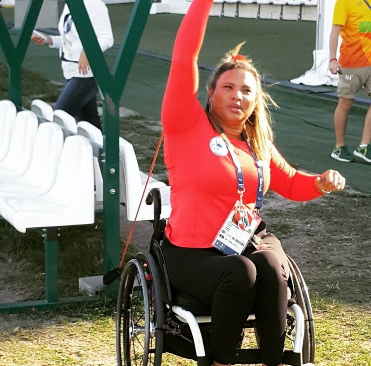 Una estrella paralímpica sobre ruedas moradas y con nombre de Panamá