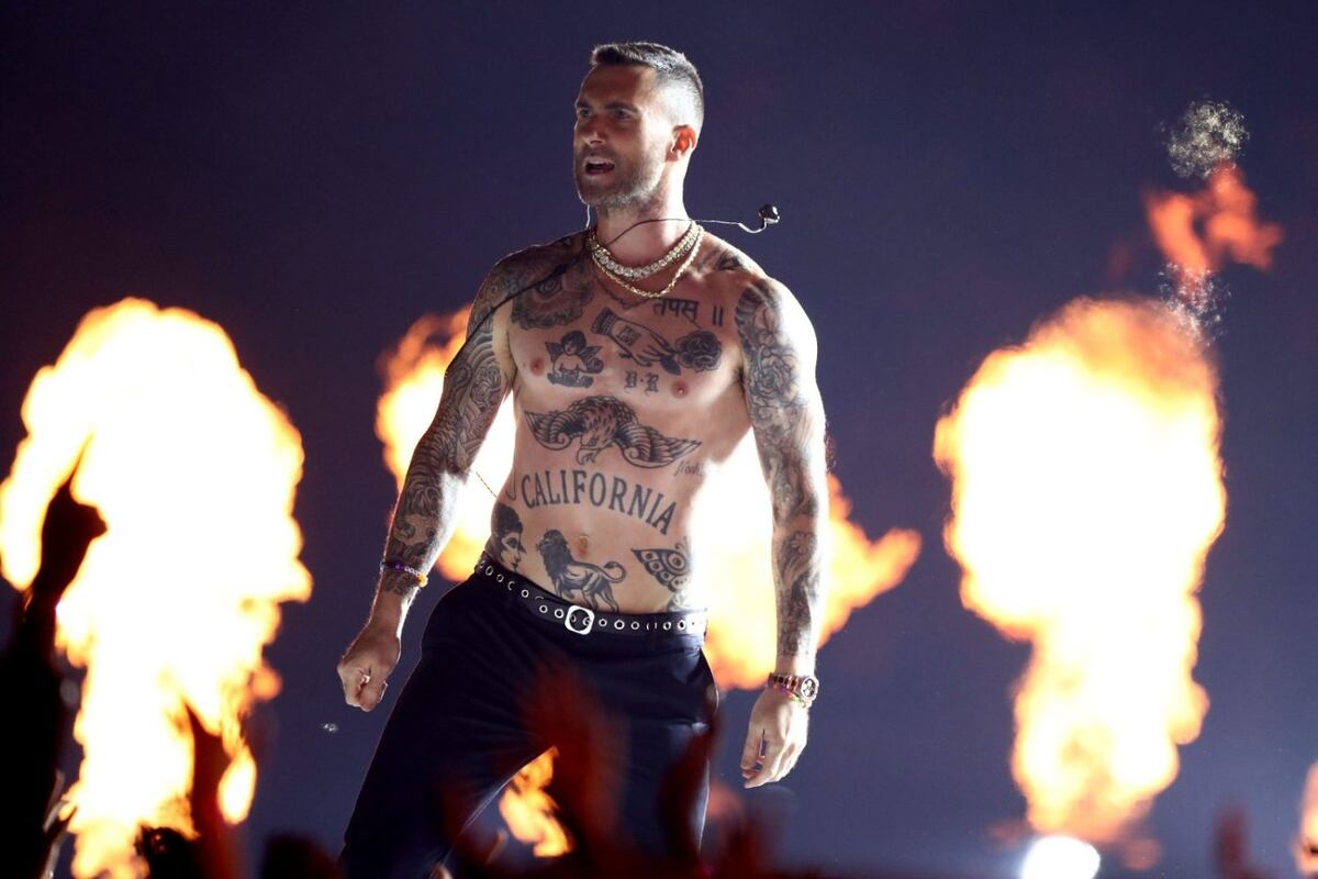 10 fotos de Adam Levine (sin camisa) en el medio tiempo del Super Bowl