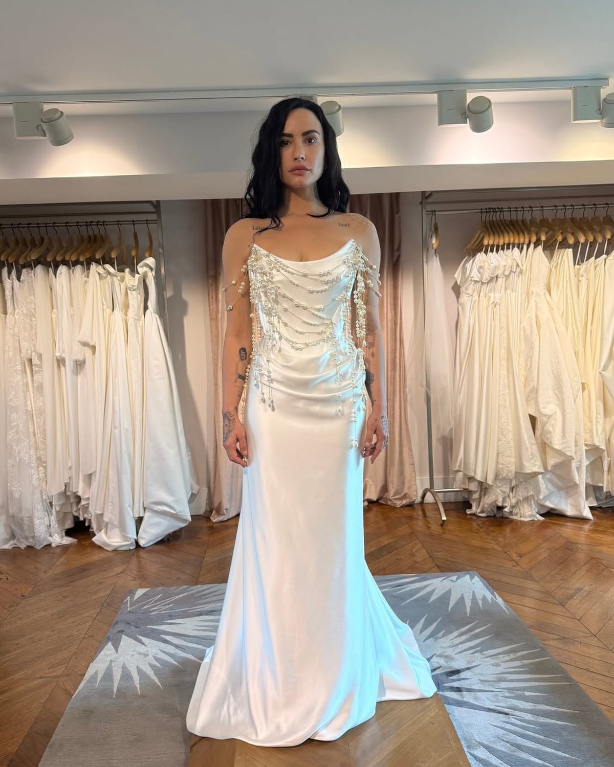 Demi Lovato se casó con este vestido de novia en blanco perla de Vivienne Westwood
