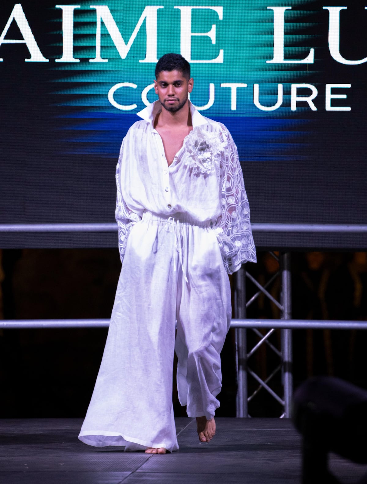 El diseñador Jaime Luna y su nueva colección trabajada con materiales recuperados y talento universitario