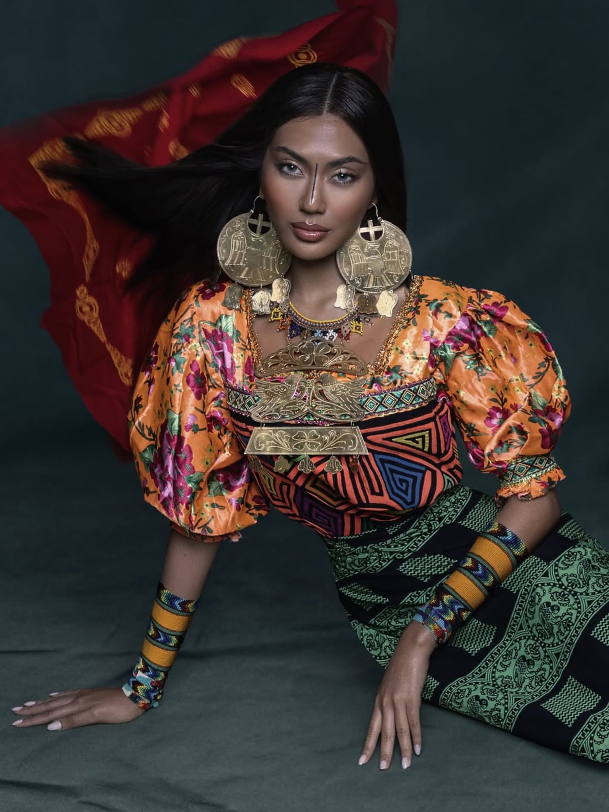 Miss Cosmo, Ketut Permata Juliastrid, se viste con el atuendo tradicional guna en Panamá