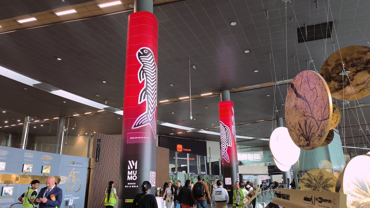 El arte guna de la mola viaja al aeropuerto de Bogotá
