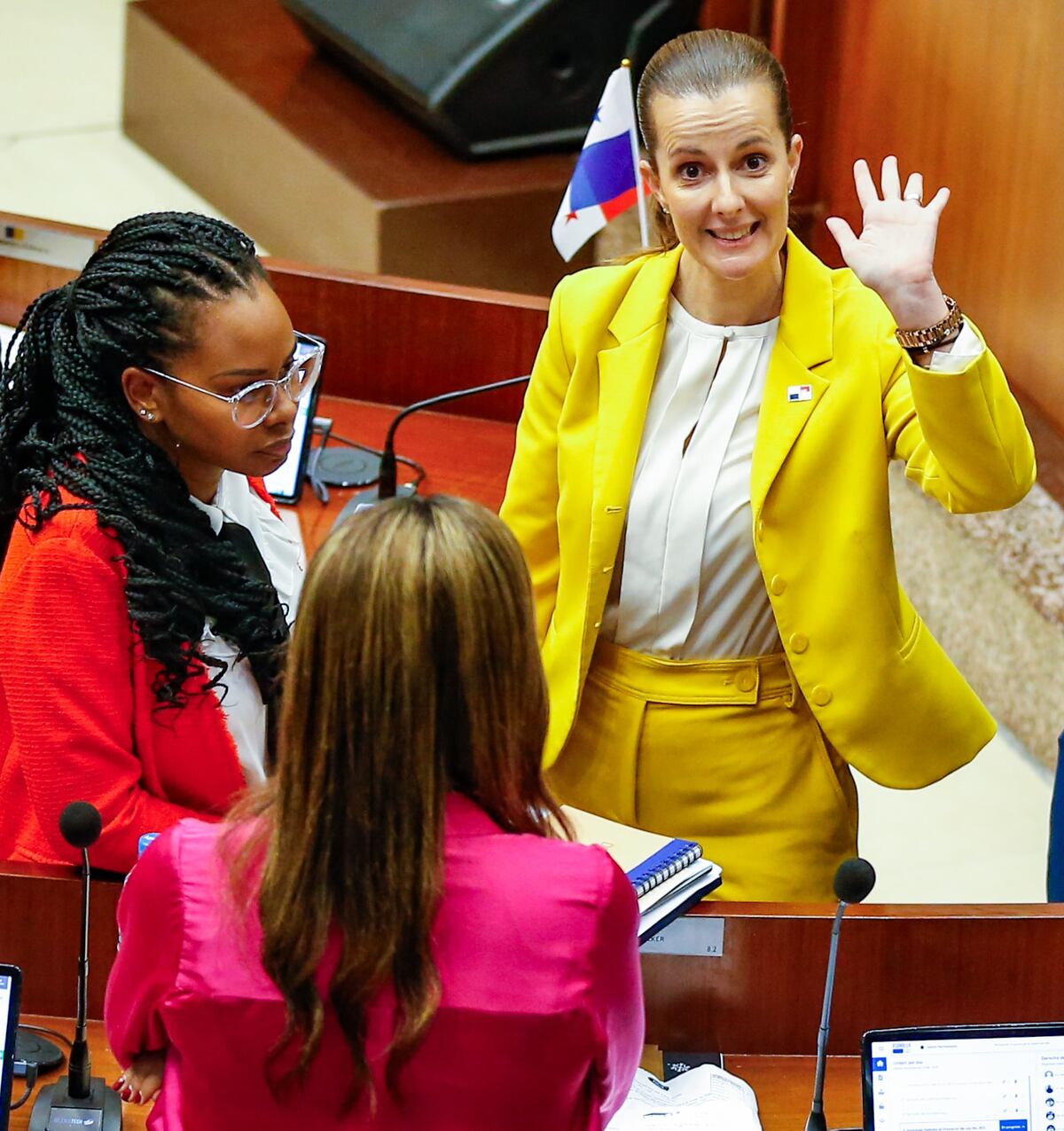Color en los ‘looks’ de las diputadas en la Asamblea Nacional