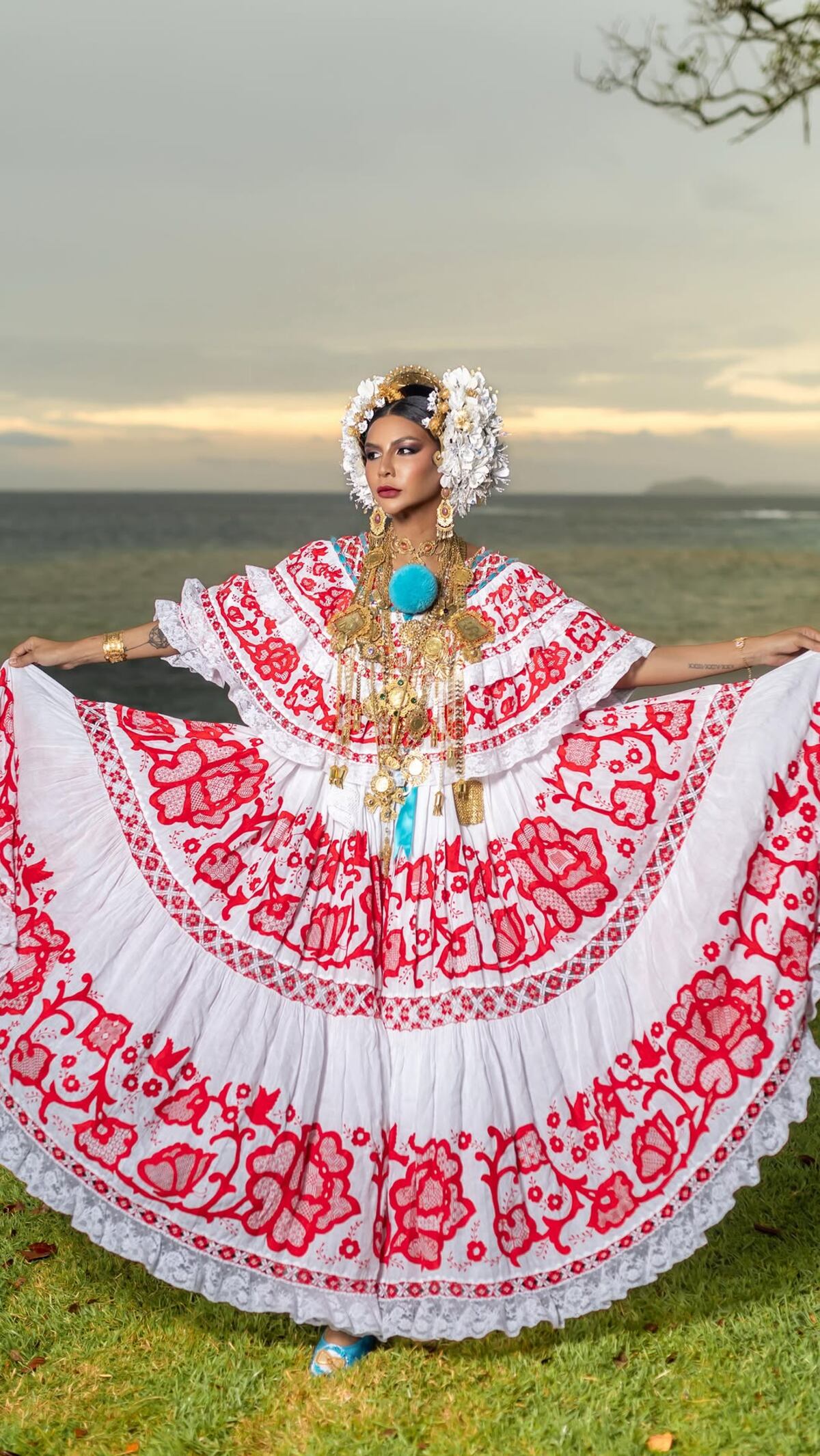 La presentadora panameña Mónica ‘Lola’ Díaz se viste de pollera por primera vez