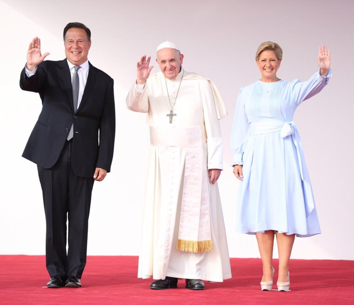 Los atuendos de la primera dama frente al papa