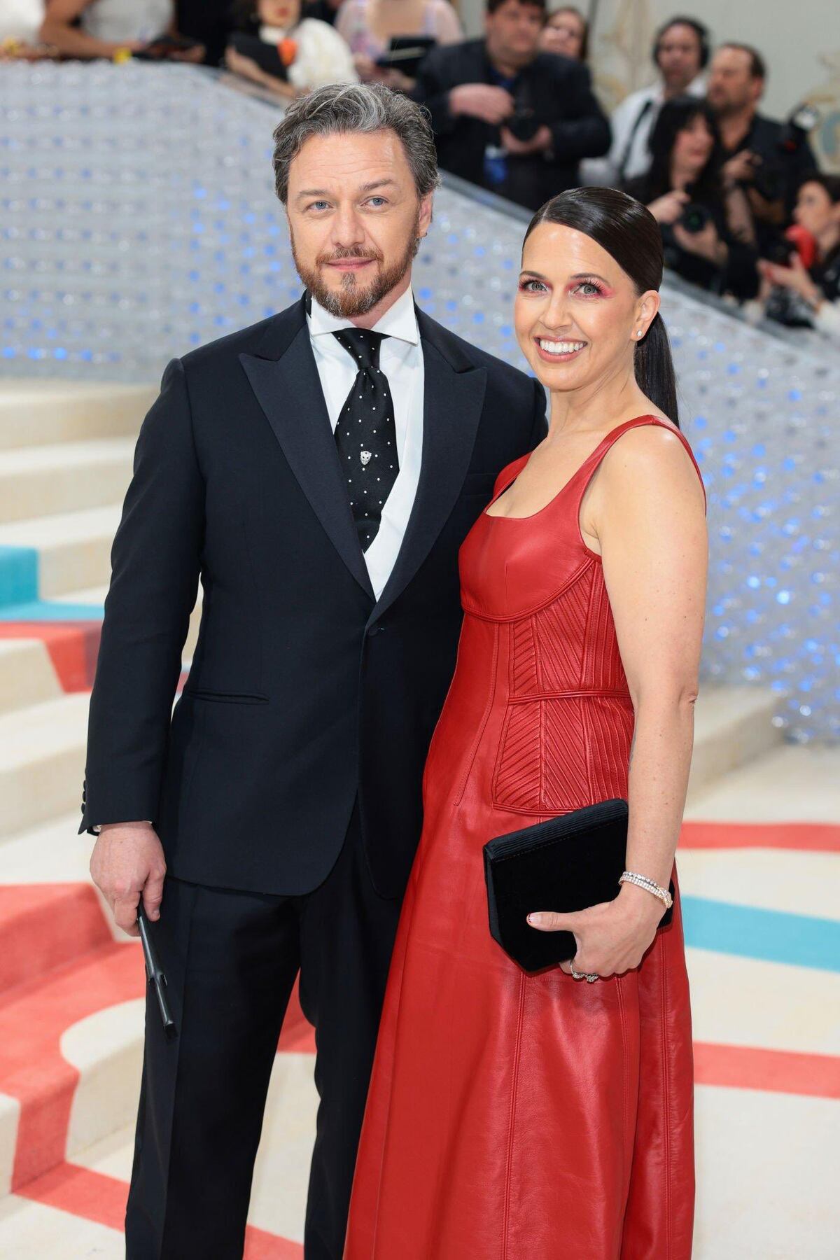 Salma Hayek y su esposo, Robert Pattison y su novia Suki Waterhouse, parejas famosas en Met Gala 2023