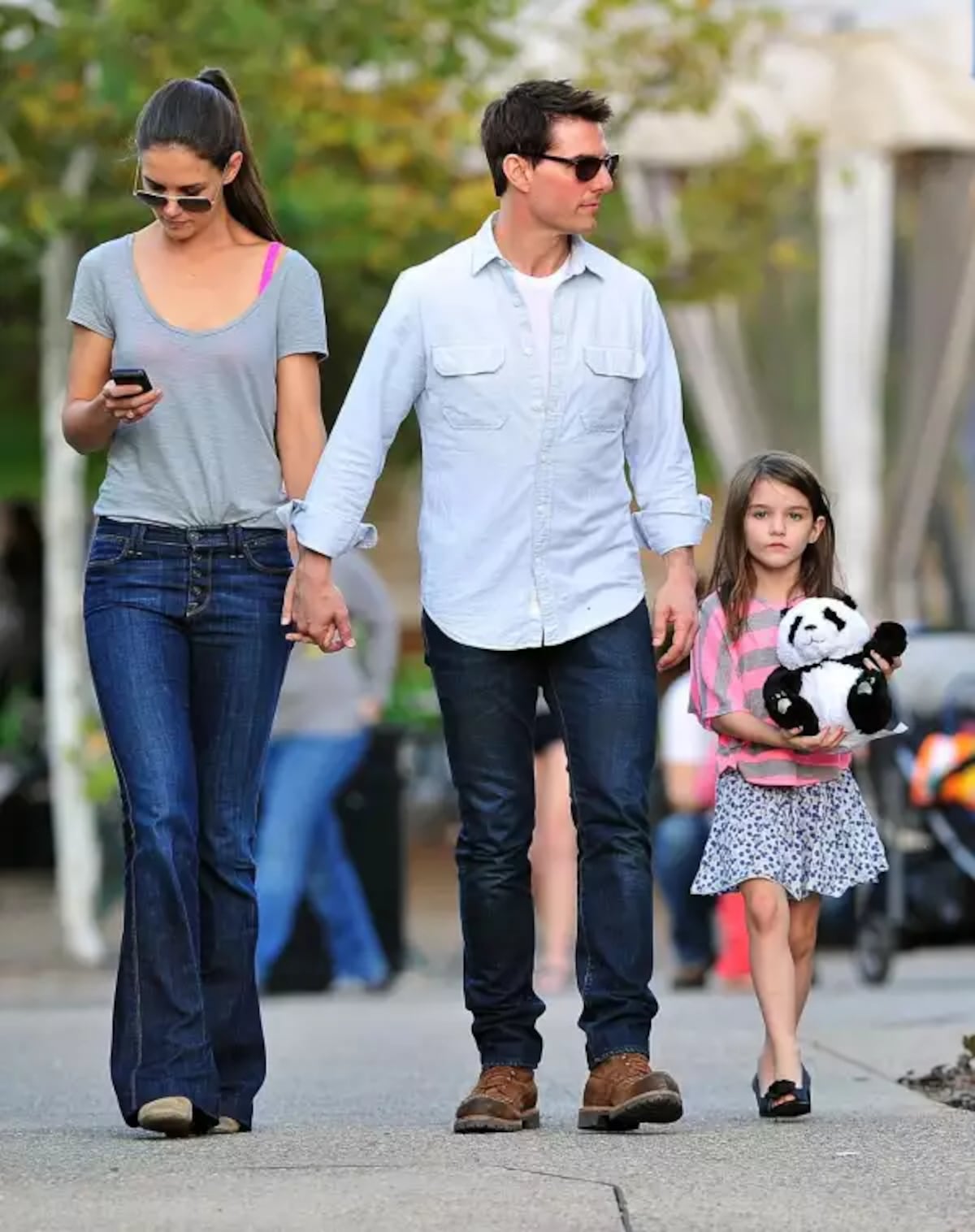 Katie Holmes niega que su hija haya recibido un fideicomiso de Tom Cruise