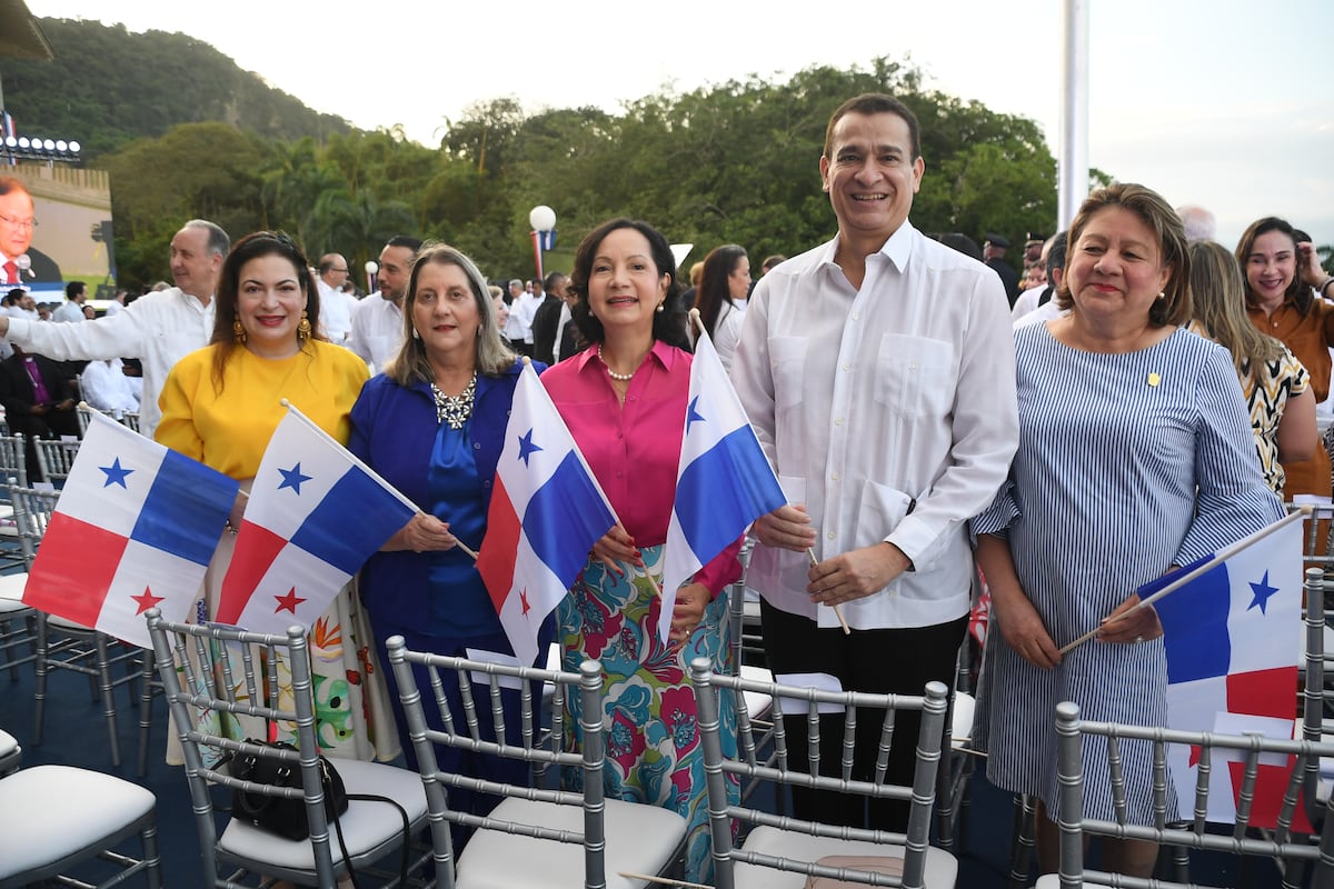Nito Cortizo, su esposa Yazmín, y otros asistentes al acto de conmemoración de los 25 años del Canal en manos panameñas
