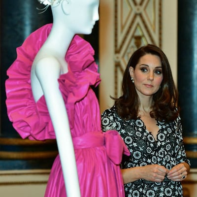 Kate Middleton luce su barriguita en un encuentro de moda en Londres