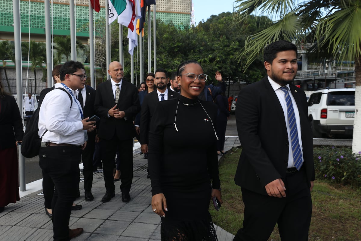 Las trenzas ‘canrols’ de la diputada Walkiria Chandler en la instalación de la Asamblea Nacional