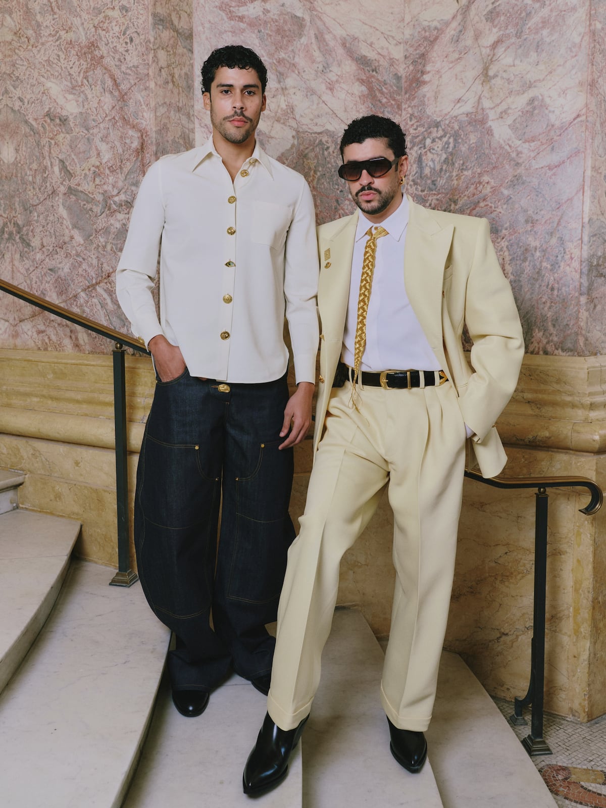 Bad Bunny y su hermano Bernie asisten al desfile de Alta Costura de Schiaparelli en París